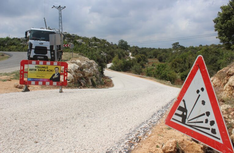 SİLİFKE’DE ÜRETİM BÖLGELERİNİN YOLLARI ASFALTLANIYOR