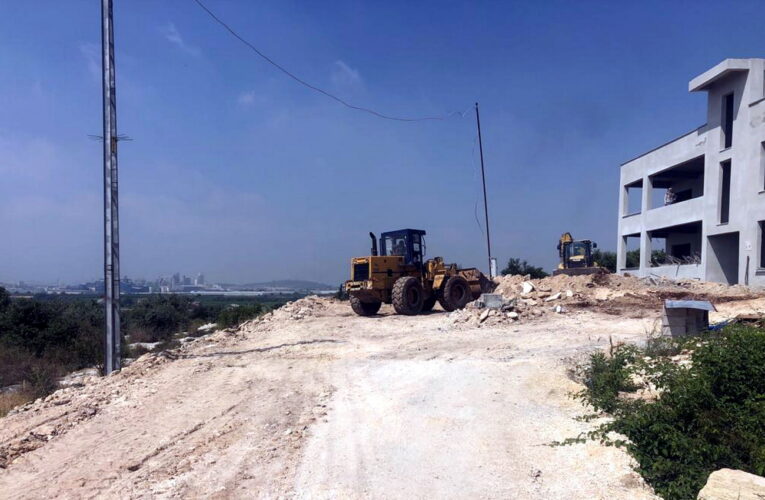 AKDENİZ’DE İMARLI YOL AÇMA VE SOKAK YENİLEME ÇALIŞMALARI SÜRÜYOR