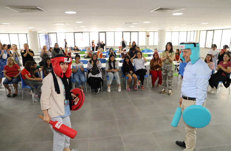 AKDENİZ BELEDİYE BAŞKANI GÜLTAK, KAPIZLI KAMPINDAKİ KADINLARI ZİYARET ETTİ