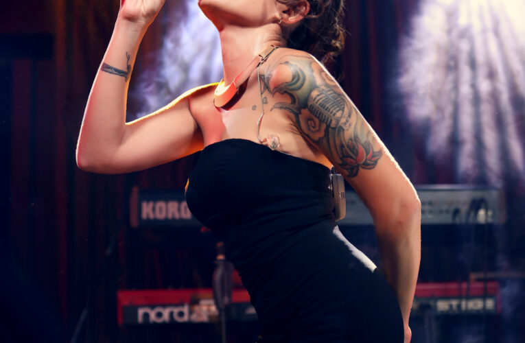 Melek Mosso, en güzel şarkılarıyla Mersin’de