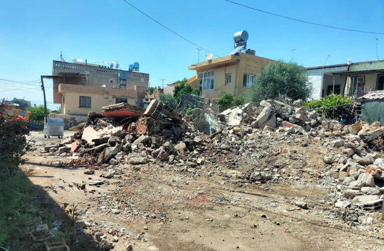 AKDENİZ’DE METRUK YAPILARIN YIKIMI ARALIKSIZ SÜRÜYOR
