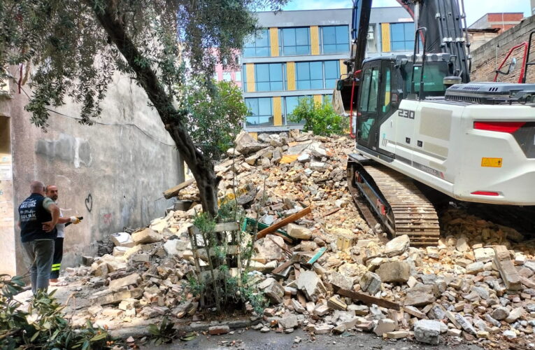 AKDENİZ BELEDİYESİ, CAN GÜVENLİĞİNİ TEHDİT EDEN METRUK BİNALARIN YIKIMINI SÜRDÜRÜYOR