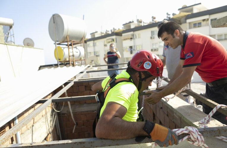 BÜYÜKŞEHİR İTFAİYESİ’NDEN MAHSUR KALAN KEDİYE YARDIM ELİ…