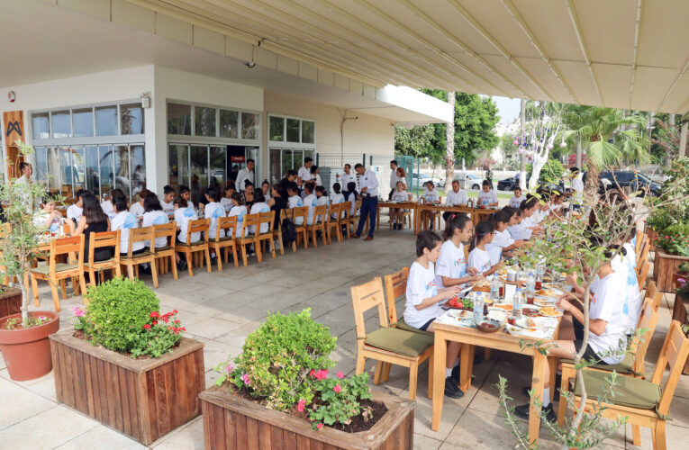 KIR ÇİÇEKLERİ’NDEN BAŞKAN SEÇER’E BABALAR GÜNÜ HEDİYESİ