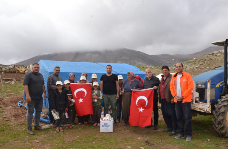 BÜYÜKŞEHİR BELEDİYESİ, TOROSLAR’IN ZİRVESİNDEKİ YÖRÜKLER’E TÜRK BAYRAĞI DAĞITTI