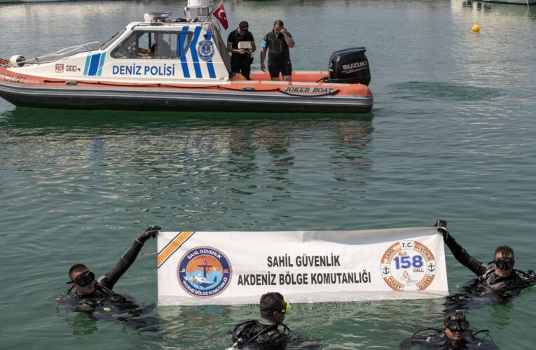 BÜYÜKŞEHİR’İN ETKİNLİĞİNDE, BALIK ADAMLAR DENİZİN DİBİNDEN İNSAN KAYNAKLI ATIKLARI ÇIKARDI