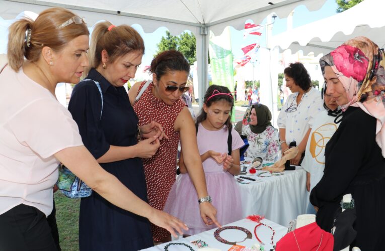 “Türk, Azerbaycan ve KKTC Bayrak Motifli Kıyafetler Büyük Alkış Aldı”