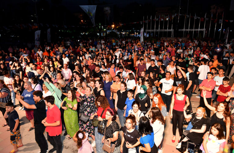 Birlikte şarkılar söyleyip, açık havanın tadını çıkardılar