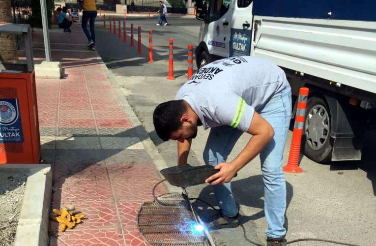 AKDENİZ’DE SOKAKLAR, PARK VE SPOR SAHALARI YENİLENİYOR