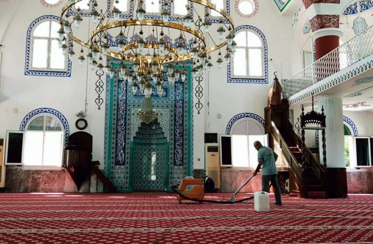 AKDENİZ’DE İBADETHANELERDE İLAÇLAMA VE YIKAMA ÇALIŞMALARI SÜRÜYOR