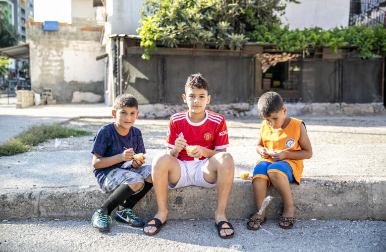 BÜYÜKŞEHİR’DEN SICAK HAVADA ÇOCUKLARA DONDURMA
