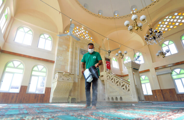 Mezarlıklarda vatandaşlara su ve çiçek dağıtımı yapılacak