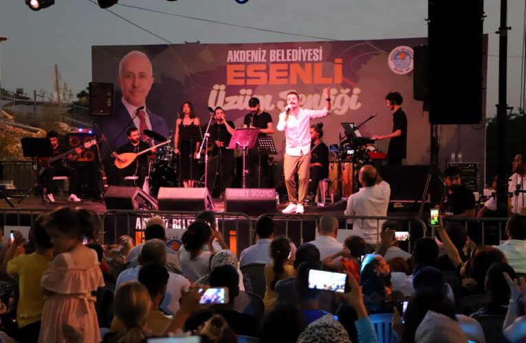 Meydanda yer bulamayanlar, kayalıklardan izledi