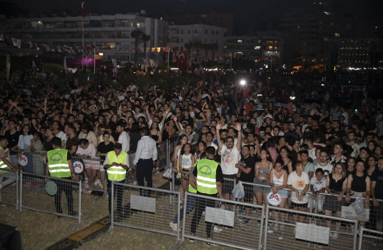 BİNLERCE GENÇ, HAYKO CEPKİN’İN MUHTEŞEM KONSERİYLE COŞTU