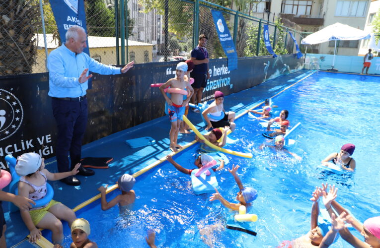 Havuzu ziyaret eden Başkan Gültak çocukların sevincini paylaştı