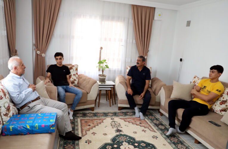 GÜLTAK, YKS TÜRKİYE 496’NCISI DENİZ’İ EVİNDE ZİYARET ETTİ