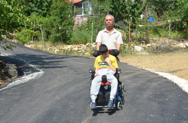 MERSİN BÜYÜKŞEHİR’DEN ÖZEL GEREKSİNİMLİ KEREM İÇİN ASFALTLAMA İŞLEMİ