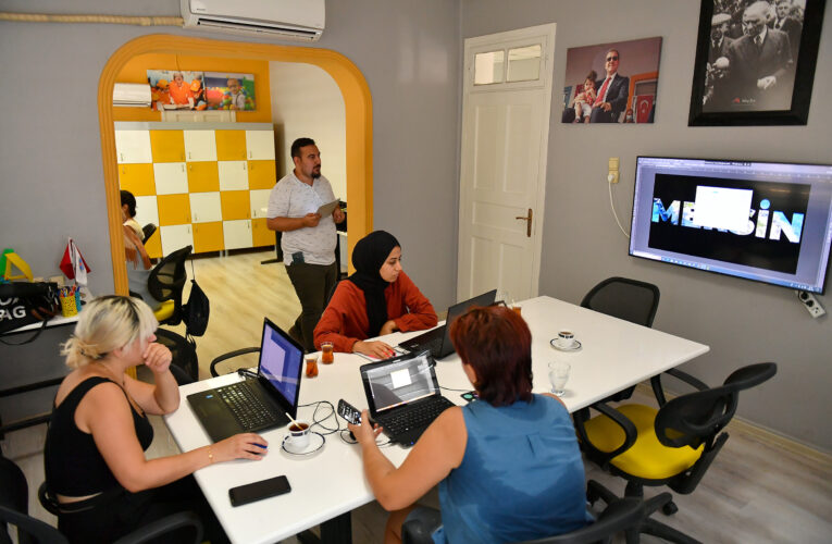 KADINLAR HEM YENİ BİR İŞ KOLU ÖĞRENİYOR, HEM ÇOCUKLARINA ÖRNEK OLUYOR