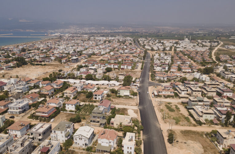 TAŞUCU MAHALLESİ YUSUF ÖZER CADDESİ’NDE 1.800 METRELİK YOL YENİLENİYOR