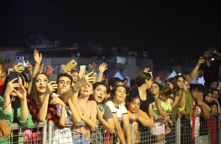 Başkan Yılmaz, Coşkulu Kalabalıkla İzmir Marşı’nı Söyledi