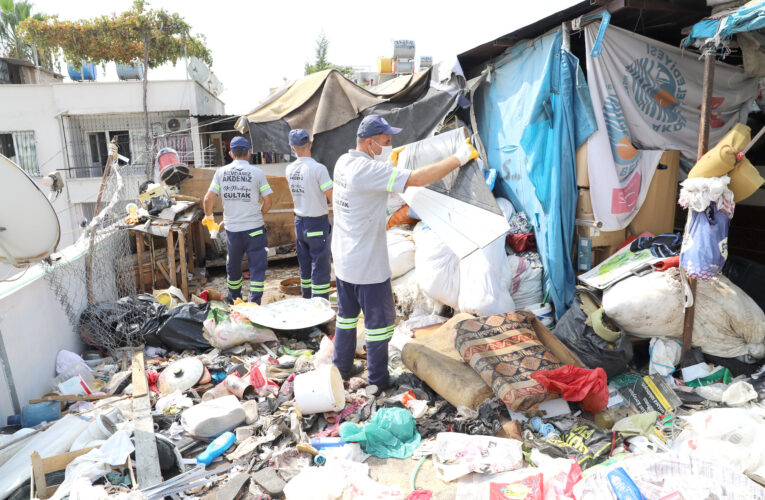 ÇÖP YIĞININA DÖNÜŞEN EV BOŞALTILDI