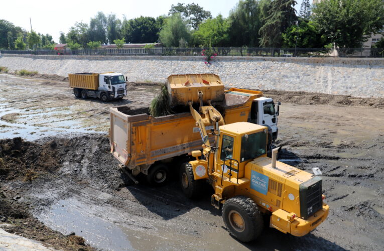 Akdeniz Belediyesi Fen işleri Müdürlüğü ekiplerinden, MÜFTÜ DERESİ’NİN ISLAH ÇALIŞMASINA DESTEK