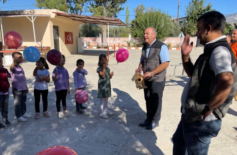 Mut’ta öğrencilere kuş yuvası dağıtıldı