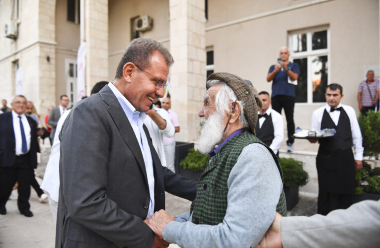 BAŞKAN SEÇER, ETEM ÇALIŞKAN SERGİSİ’NİN AÇILIŞINA KATILDI