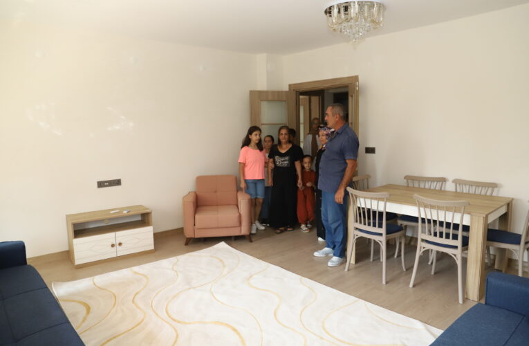ÇAY MAHALLESİ’NDE YAŞAYAN EREN AİLESİ YENİ DAİRELERİNİ ÇOK BEĞENDİ