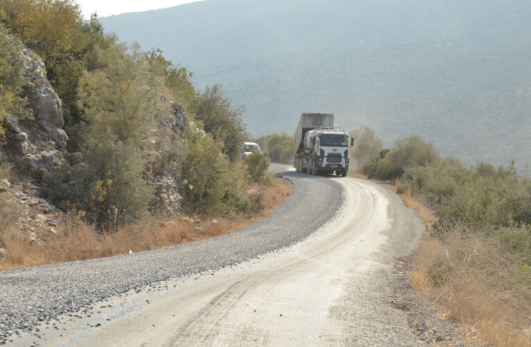 BÜYÜKŞEHİR EKİPLERİ KIRSAL BÖLGELERDE ASFALT DÖKÜM FAALİYETLERİNİ SÜRDÜRÜYOR