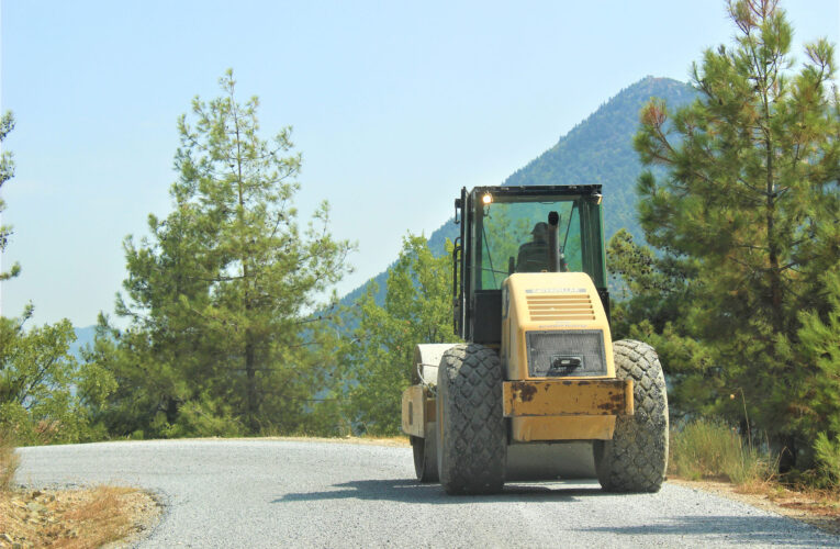 BÜYÜKŞEHİR EKİPLERİ TOROSLAR VE ERDEMLİ’DE YOL YENİLEME ÇALIŞMALARINI SÜRDÜRÜYOR