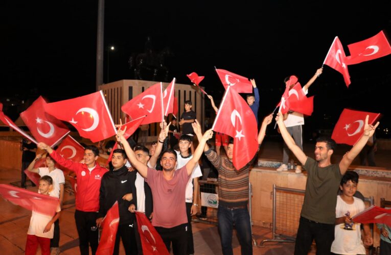 “SOKAKLAR, MARŞLARLA ŞENLENDİ”