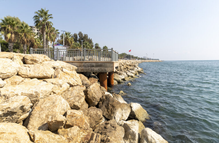 ADNAN MENDERES SAHİLİNDE 4 NOKTADA TAHKİMAT ÇALIŞMASI YAPILDI