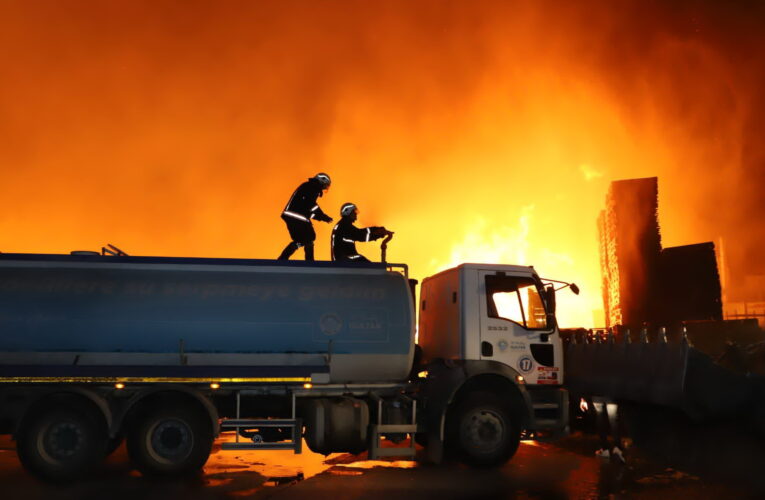 Akdeniz Belediye Başkanı, yangın çıkan palet fabrikasındaki söndürme çalışmalarını yerinde inceledi