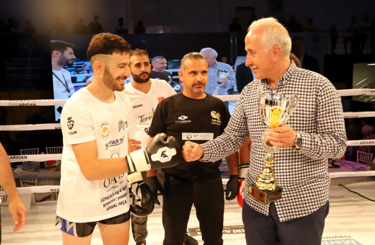 AKDENİZ BELEDİYE BAŞKANI GÜLTAK, MUAY THAİ GECESİNE KATILDI