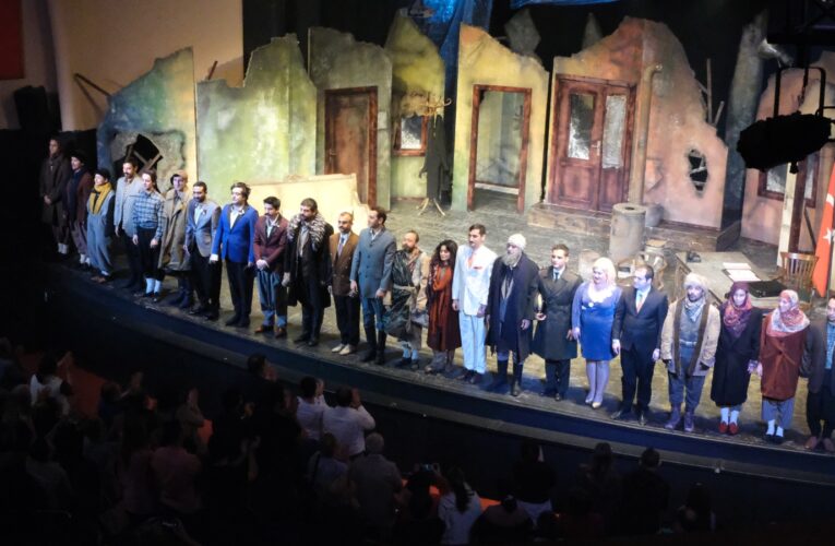 ‘BUZLAR ÇÖZÜLMEDEN’ OYUNU ADANA’DA SAHNELENDİ