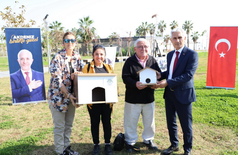AKDENİZ BELEDİYESİ, KÖPEK KULÜBELERİ, KEDİ YUVALARI VE KUŞ EVLERİ DAĞITTI