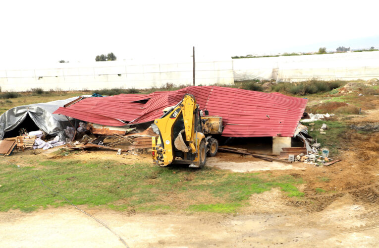 AKDENİZ’DE KAÇAK YAPILARLA MÜCADELE SÜRÜYOR