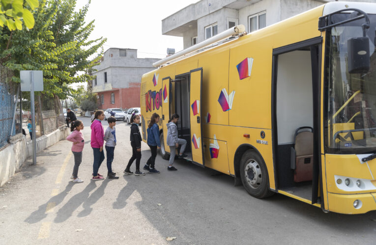 MERSİN BÜYÜKŞEHİR’İN GEZİCİ KÜTÜPHANESİ ÇAY MAHALLESİ’NDE