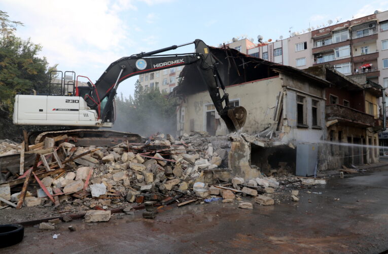 AKDENİZ’DE,  TEHLİKE YARATAN 3 METRUK BİNANIN YIKIMI GERÇEKLEŞTİ