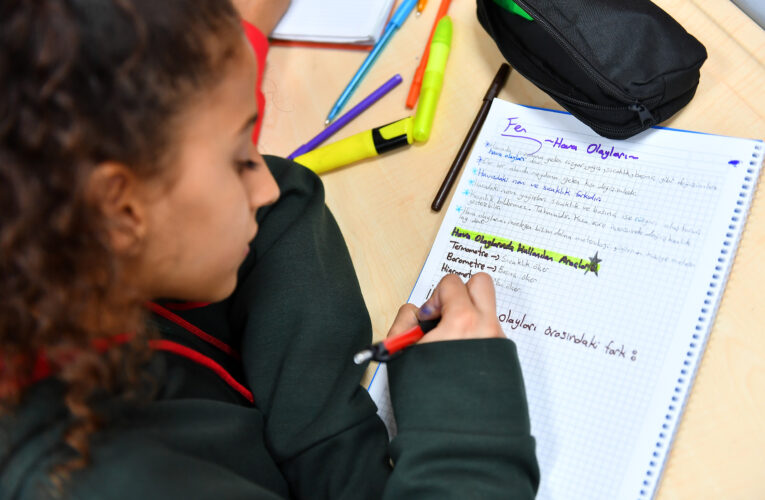 ÖĞRENCİLERE EĞİTİMİN YANI SIRA DENEME SINAVI, SORU BANKASI ve 1 ÖĞÜN YEMEK VERİLİYOR