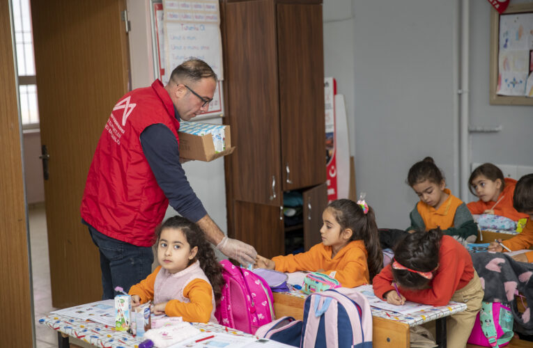 BÜYÜKŞEHİR BELEDİYESİ ÇOCUKLARI SÜTLE BULUŞTURMAYA DEVAM EDİYOR