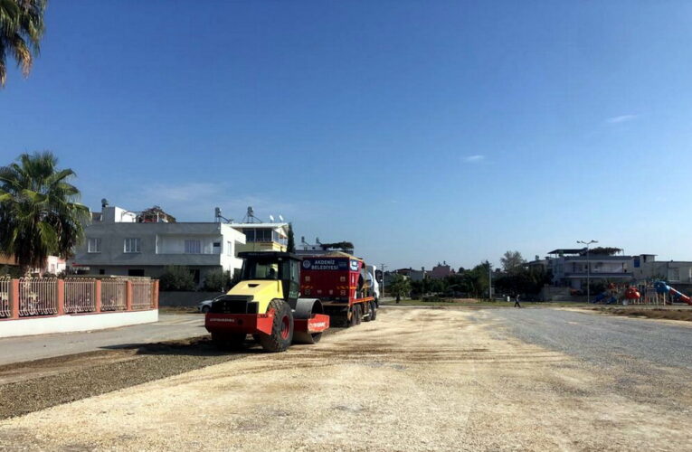 AKDENİZ’DE YOL AÇMA, SATHİ KAPLAMA VE KİLİT TAŞI YENİLEME ÇALIŞMALARI SÜRÜYOR