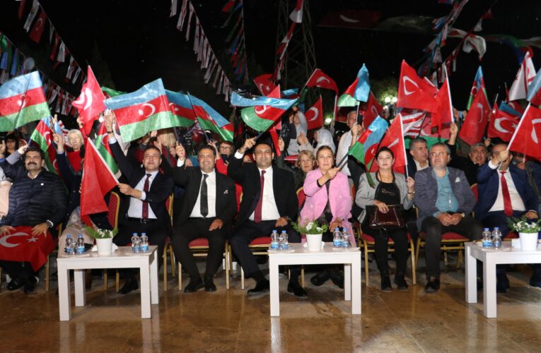 TOROSLAR’DA KARABAĞ ZAFERİ KUTLAMALARINA SAĞANAK YAĞMUR, ENGEL OLAMADI