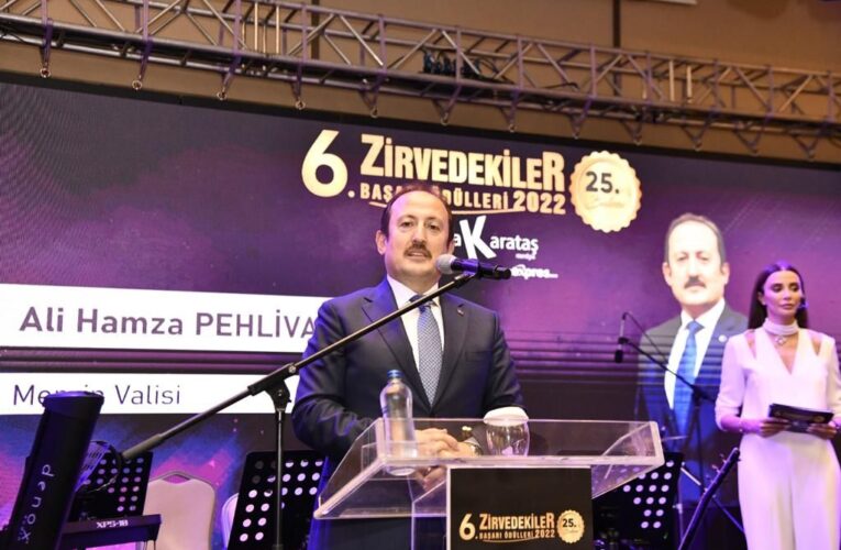 VALİ ALİ HAMZA PEHLİVAN, ZİRVEDEKİLER DERGİSİ ÖDÜL TÖRENİNE KATILDI