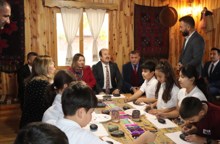 ‘Masallarımızı dinlemek için masal evlerimize bekliyoruz’