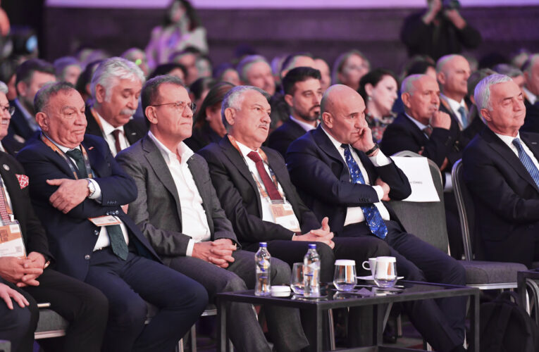 “İŞ İNSANLARININ BU TOPLANTIDAN ALDIKLARIYLA, ÖNÜMÜZDEKİ 10 YILLARI PLANLAMALARI, KENTİN GELİŞMESİNE DE KATKI SAĞLAYACAK”