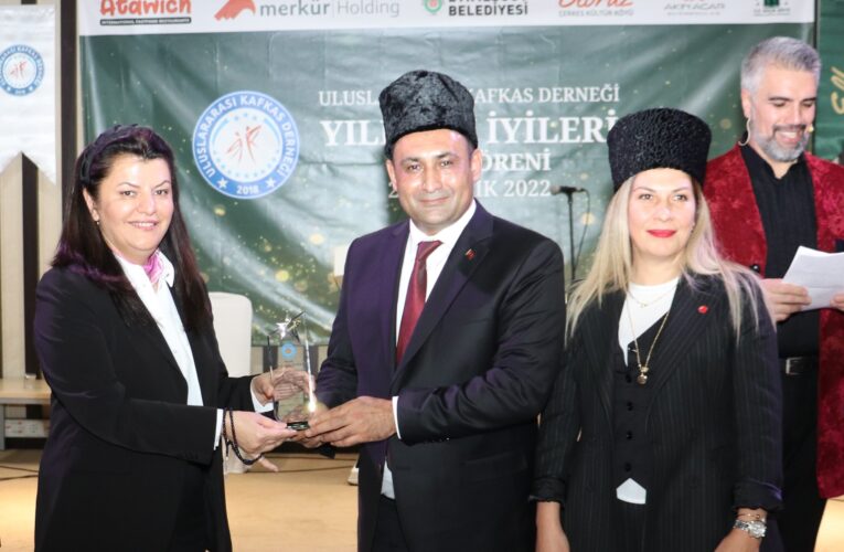 “Başkan Yılmaz, Ödülünü Cumhurbaşkanı Başdanışmanı Türkmenoğlu’ndan Aldı”