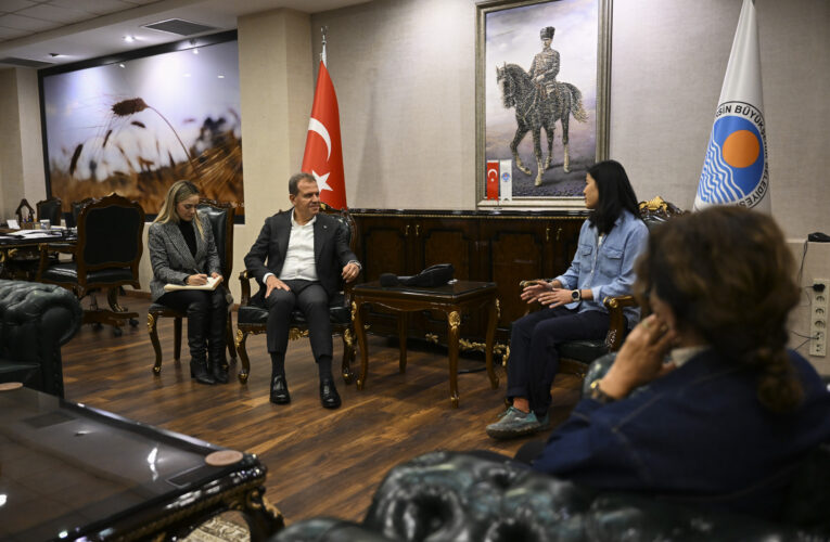 BİSİKLETLİ GEZGİN QİU: “MERSİN’İN ARAÇLAR İÇİN DEĞİL, İNSANLAR İÇİN BİR KENT OLDUĞUNU GÖRDÜM”