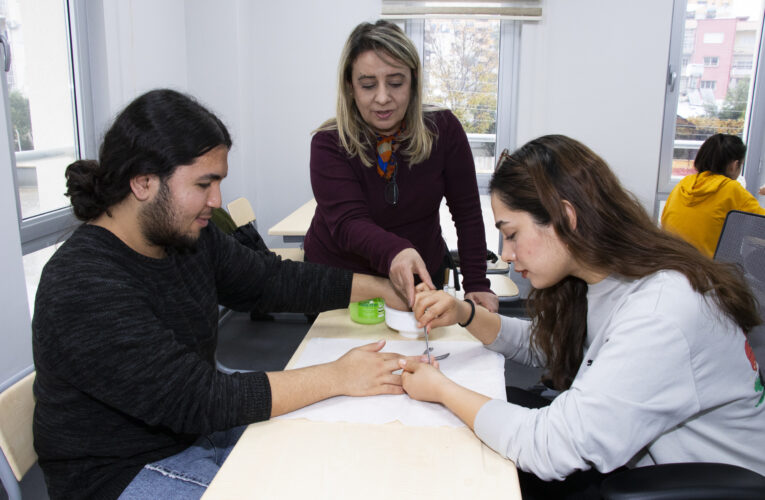 TIRNAK SÜSLEME VE TEMEL MAKYAJ KURSLARI AÇILDI